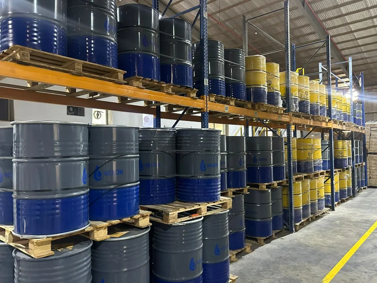 معدات صناعية داخل المصنع